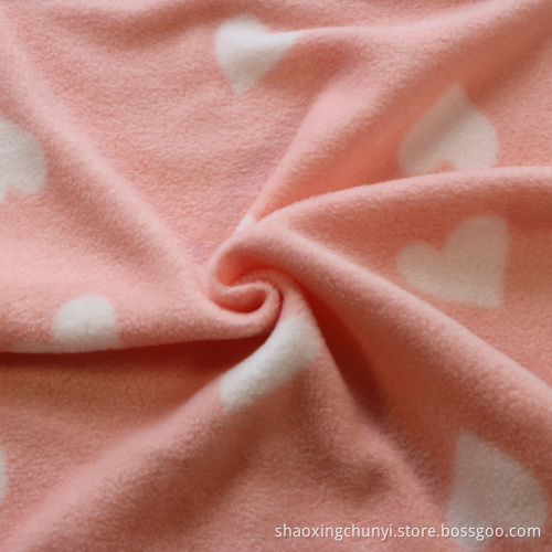 Heißer Verkauf 100 Polyester Customized Color Weiches und dehnbares Herzmuster Druck Polar Fleece Stoff für Kleidung